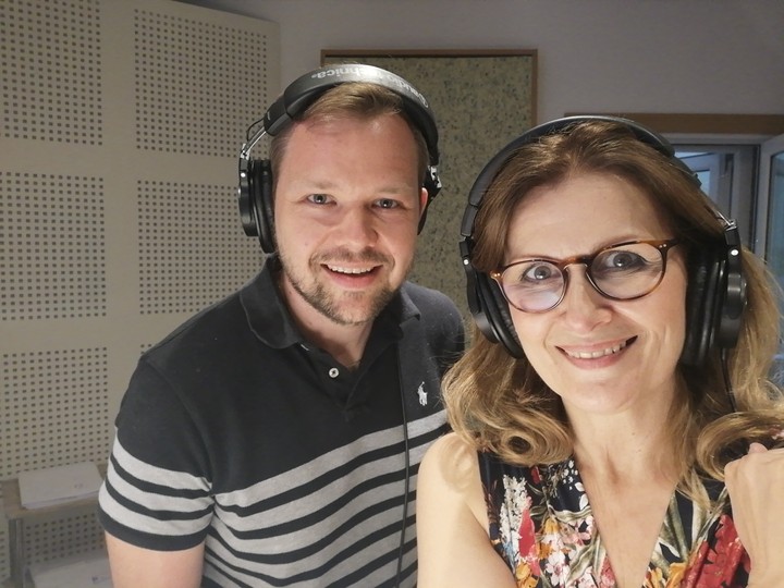 Michal Hallon a Katarína Brychtová počas dabingu seriálu 9-1-1